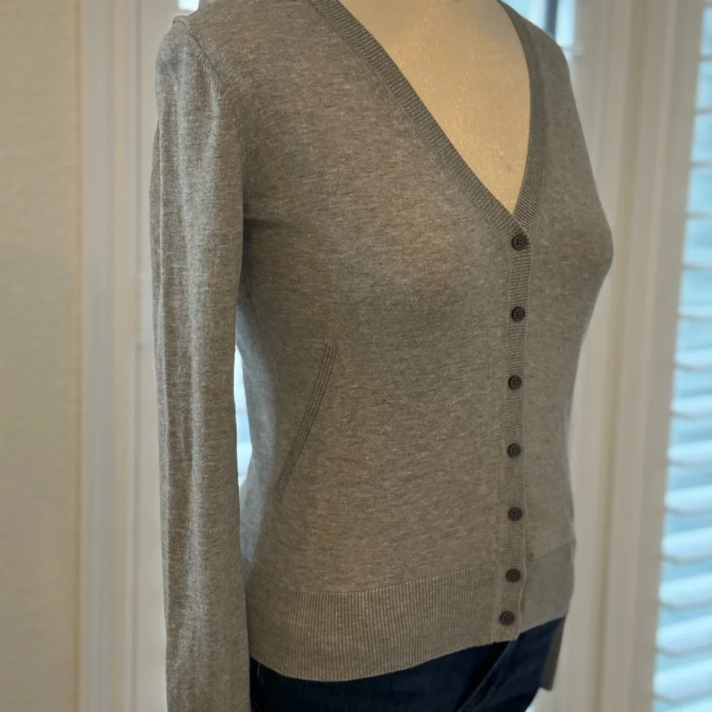 BANANA REPUBLIC GRAY CARDIGAN… SIZE SMALL.. GENTLY USED - Picture 4 of 8